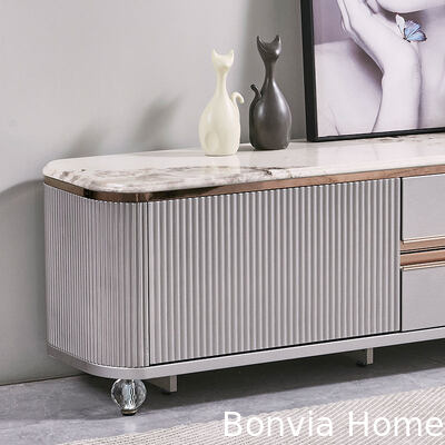 Σύγχρονη σχεδίαση πολυτελή ξύλινη τηλεόραση στέκεται στο σπίτι έπιπλα συρτάρι αποθήκευση μαρμάρινο σχιστόλιθο πάνω μεγάλο μακρύ ξύλινο σαλόνι TV ντουλάπι